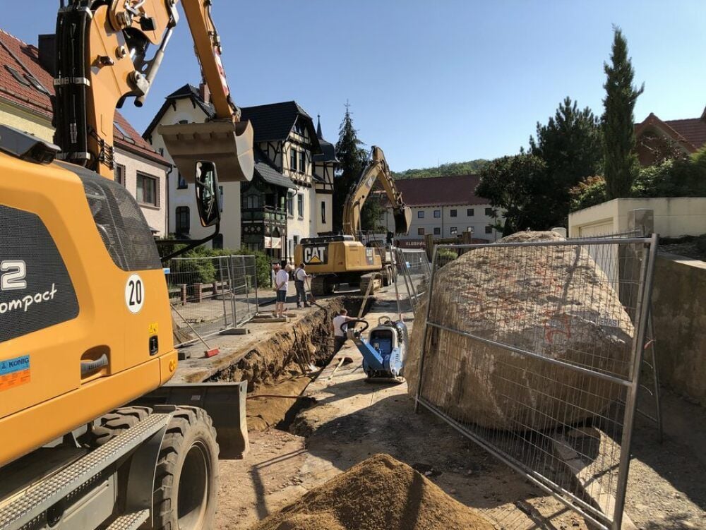 Unter der Jägerstraße in Thale ruhte ein tonnenschwerer Granitfindling. Bauarbeiter holten ihn nun heraus.