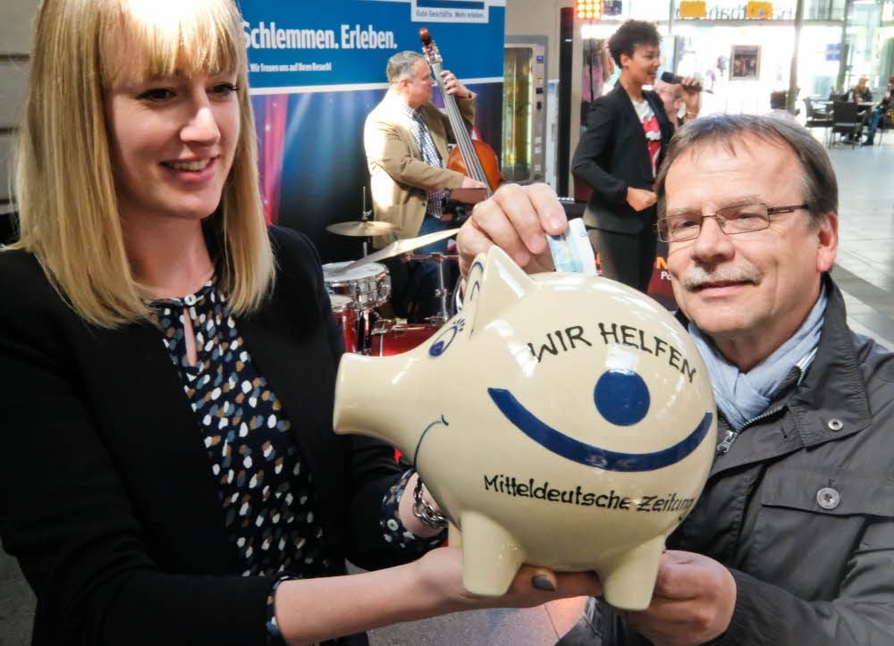 Die Zuhörer konnten als Dankeschön für ein paar Taler ins Wir-helfen-Spendenschwein werfen,
