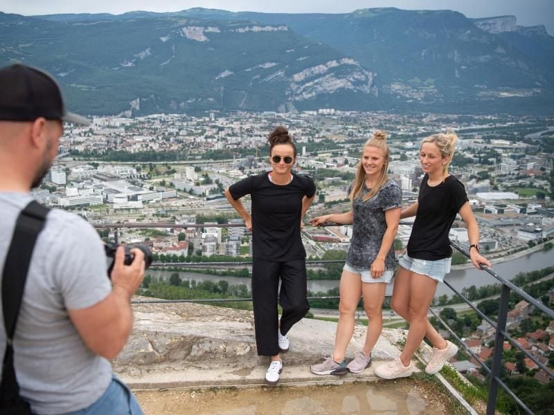 Ein DFB-Mitarbeiter fotografiert Lina Magull (l), Leonie Maier und Kathrin Hendrich beim Stadtbummel. Foto: Sebastian Gollnow