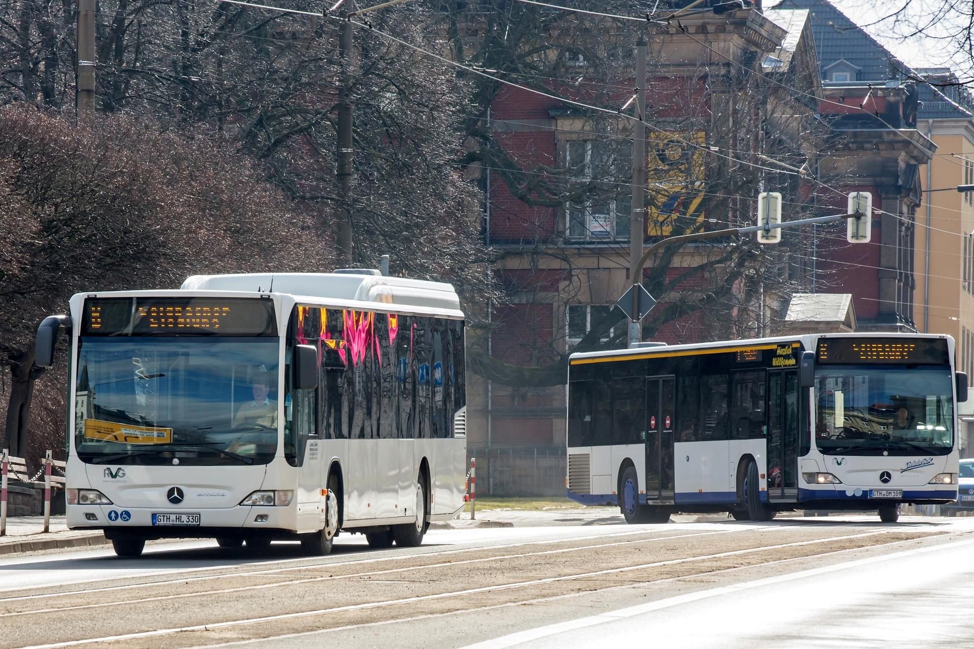 Zwei Busse stehen am 26.02.2017 in Gotha (Thüringen) an der Bushaltestelle Huttenstraße.