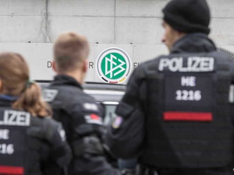 Ein Großaufgebot der Polizei musste bei Ausschreitungen von Eintracht-Fans gegen Anhänger von Darmstadt 98 eingreifen. Foto: Frank Rumpenhorst