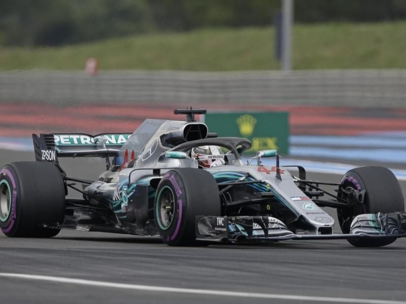 Lewis Hamilton hat sich für das Rennen in Frankreich Startplatz Nummer eins gesichert. Foto: Claude Paris/AP