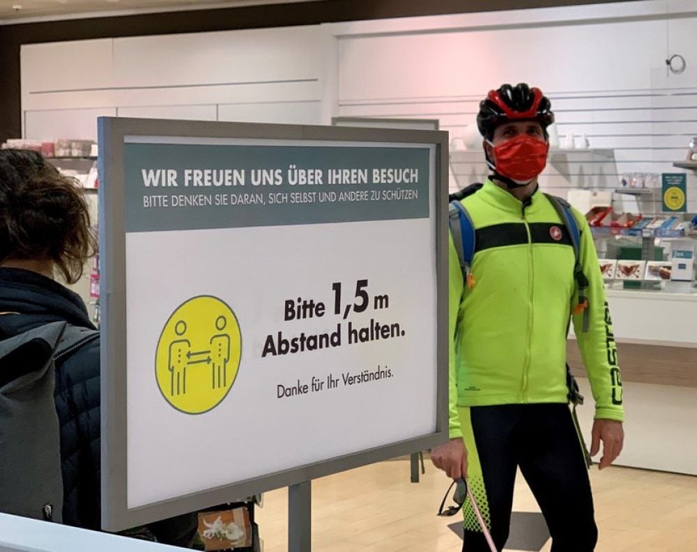 Im Kaufhof auf dem Markt, der wieder offen ist, werden Kunden mit zahlreichen Schildern auf die Einhaltung des Mindestabstands hingewiesen.