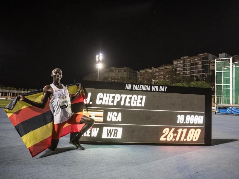 Weltrekord: Joshua Cheptegei aus Uganda rannte die 10.000 Meter in 26:11,00 Minuten. Foto: Bruno Almela;Toni Marín/Valencia Ciudad del Running/dpa