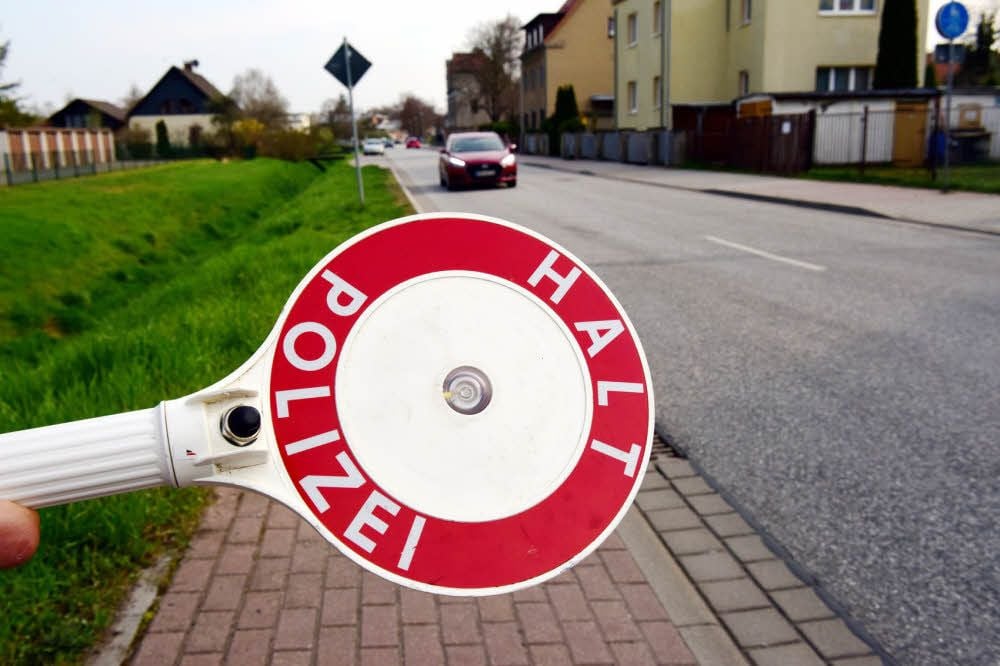 Mit der Kelle werden die Autos aus dem Verkehr gezogen.