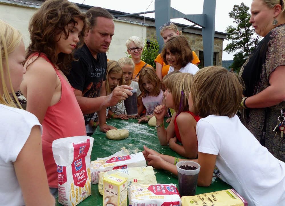 Auch Brotbacken gehört im Kindersommer-Dorf zum Programm.