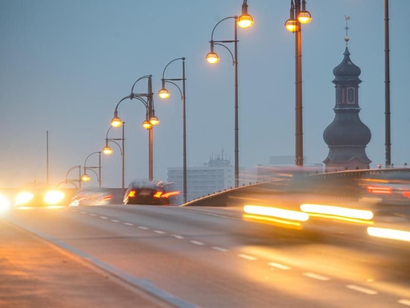 Berufsverkehr auf der Theodor-Heuss-Brücke zwischen Mainz und Wiesbaden. Foto: Andreas Arnold/dpa/Archivbild