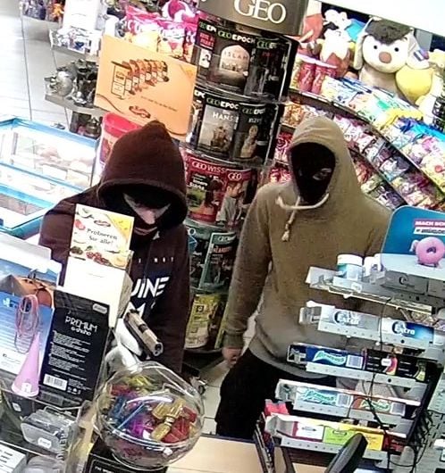 Beide Täter betraten die Tankstelle bereits maskiert.