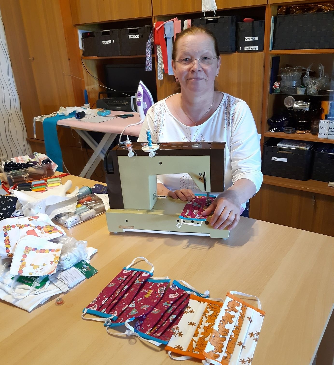 Rita Swillus näht in Alsleben täglich den zurzeit so begehrten Mundschutz.