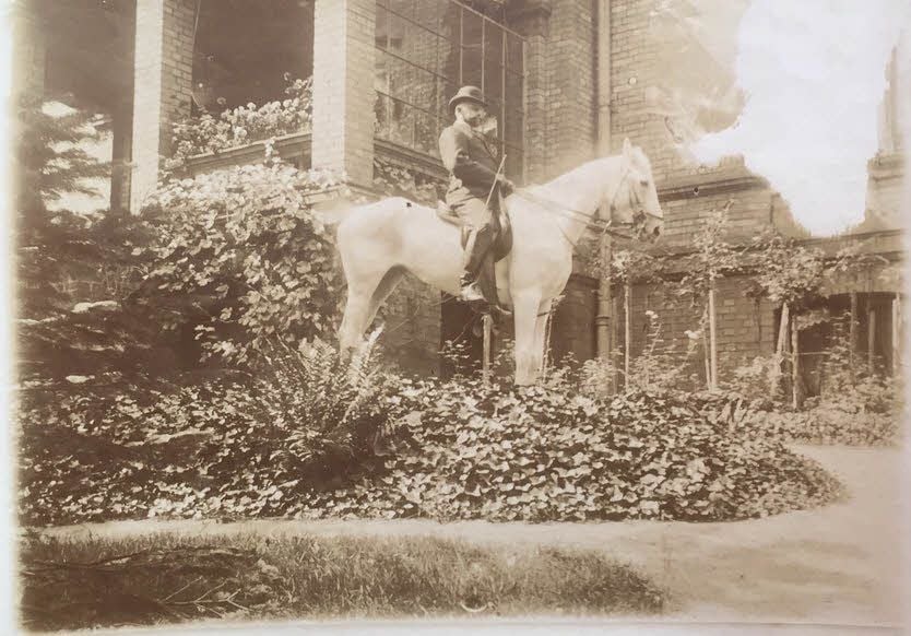 Gustav Kämmerer, Sohn des Hausherren, vor der Terrasse im Garten.