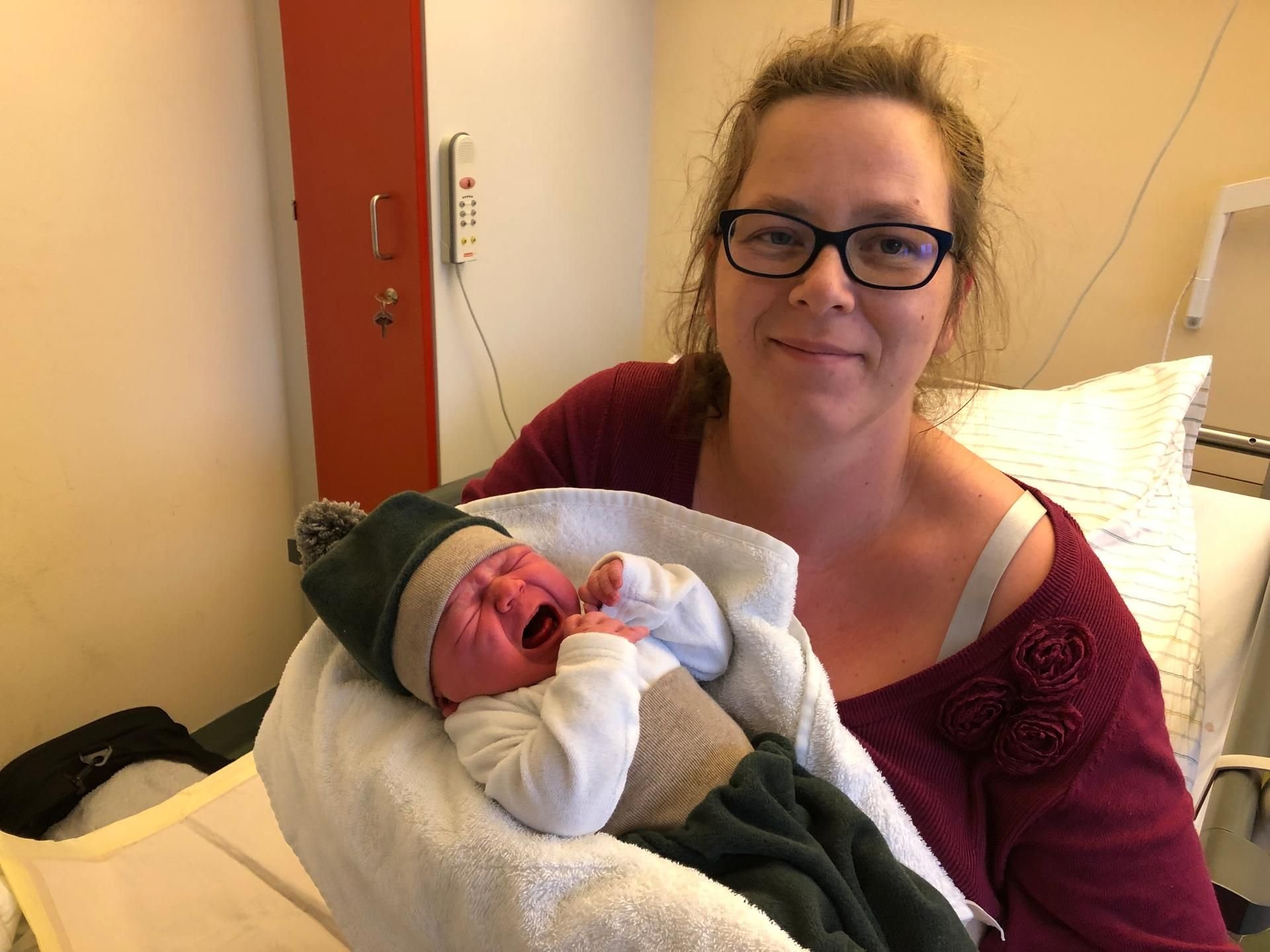 Das Foto zeigt Franziska Hentschel mit Neujahrsbaby Teo