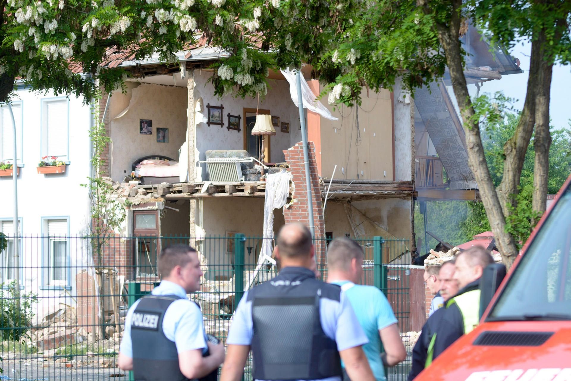 Eine Gasexplosion hatte das Wohnhaus im Salzlandkreis weitgehend zerstört und dessen Bewohner schwer verletzt.