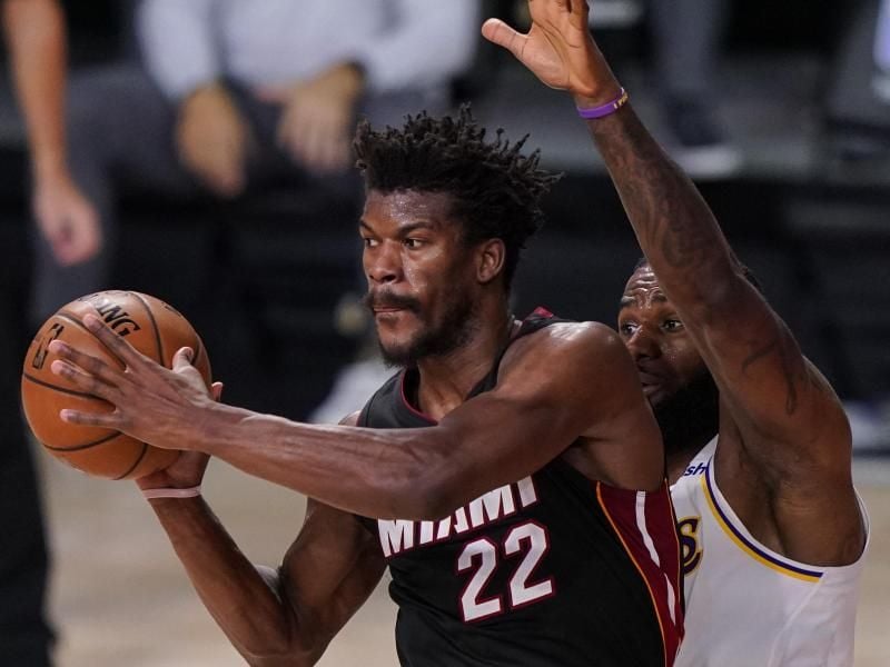 Jimmy Butler (l) führte Miami mit einer überragenden Leistung zum Sieg. Foto: Mark J. Terrill/AP/dpa
