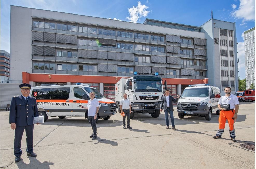 Übergabe der neuen Technik für den Katastrophenschutz (v.l.n.r.):Günter Hedel, Leiter des Teams vorbeugender Brandschutz der Stadt Halle (Saale); Norbert Naß, Leiter Notfallversorgung Malteser Hilfsdienst Halle; Manfred Schumann, Leiter der Abteilung Service im Fachbereich Sicherheit Stadt Halle;Tobias Teschner, Leiter des Fachbereiches Sicherheit der Stadt Halle und Andreas Hoffmann, Verbandsführer Betreuungszug Halle des DRK.