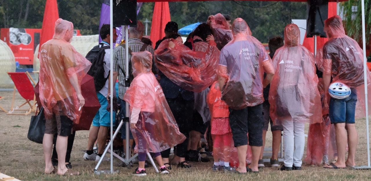 Regenüberzüge beim Laternenfest