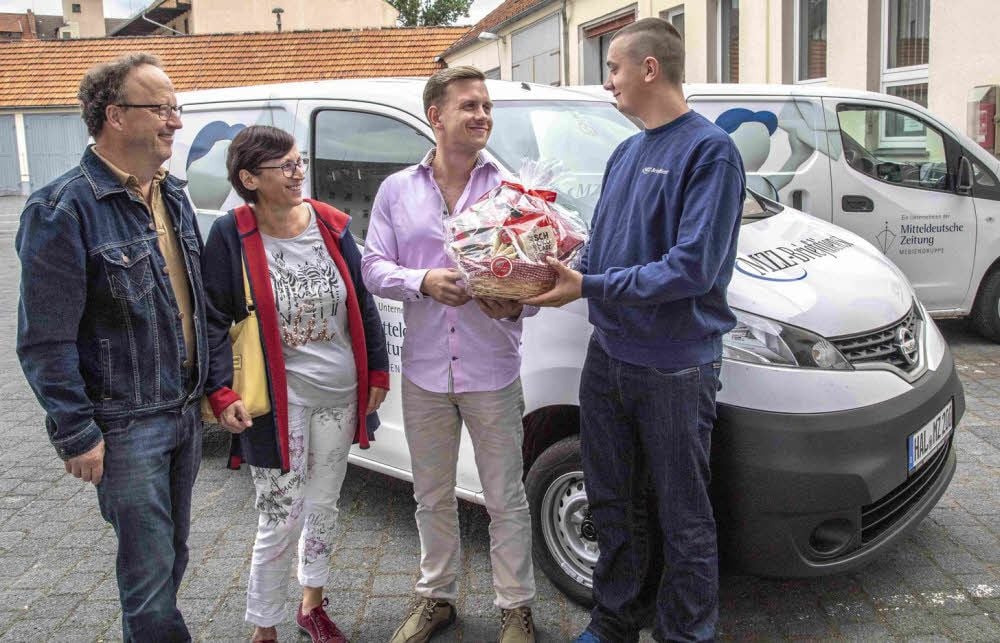 Andreas und Regula Richter und MZ-Vertriebsinspektor Marcus Eckelmann bedanken sich bei Zusteller Michael Meyer (v.l.)