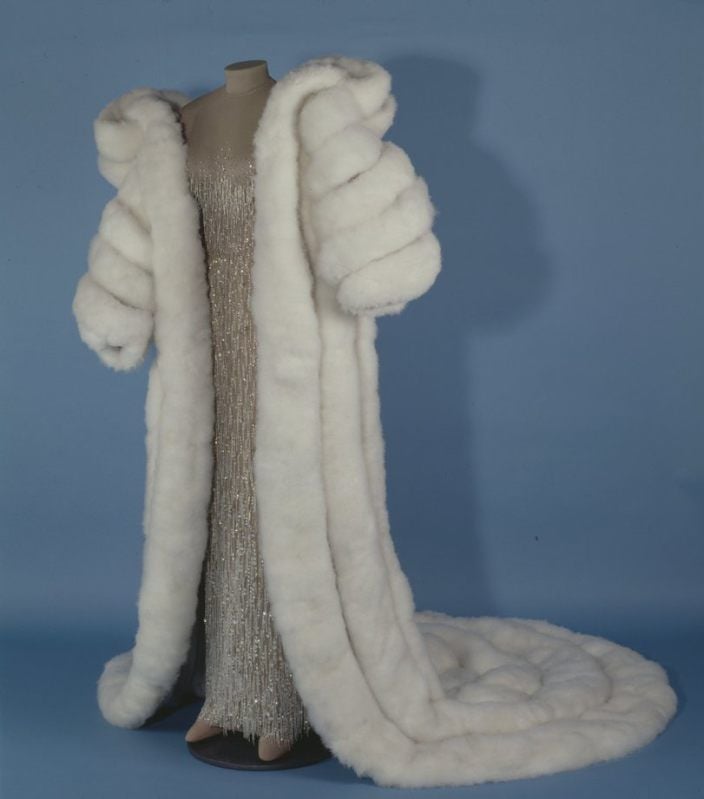 Ein aufwendiger Traum in Weiß: Der Showmantel von Marlene Dietrich aus den späten 1950er Jahren ist aus den Brustfedern von 300 Schwänen gefertigt.