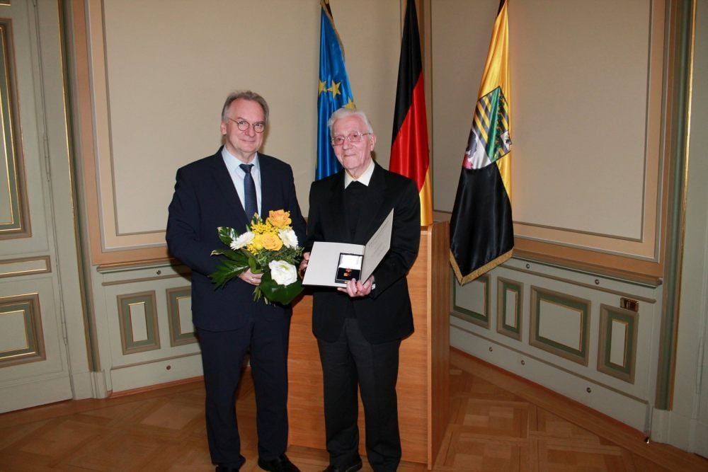 Ehrung für Heinrich Aust Ehrung für Heinrich Aust AugustinusWerkMitgründer erhält Ehrennadel