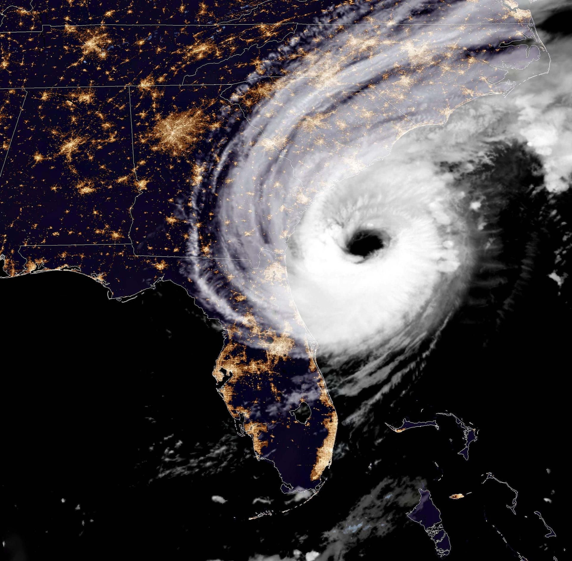 Der NOAA GOES-16 Satellit zeigt die Nachtansicht des katastrophalen Hurrikans „Dorian“ während er sich vor der Küste von Savannah, Georgia, als Sturm der Kategorie zwei über dem Atlantik bewegt.