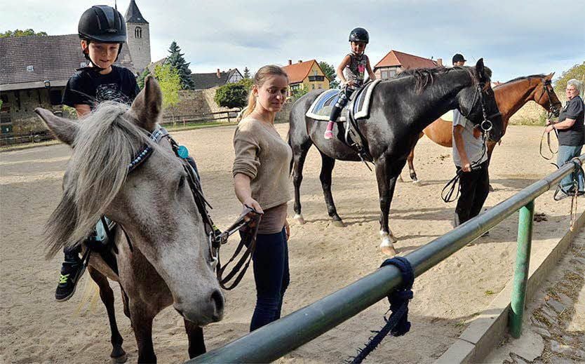 Carolin Pattermann (2.v.l.) bringt Kindern das Reiten näher.