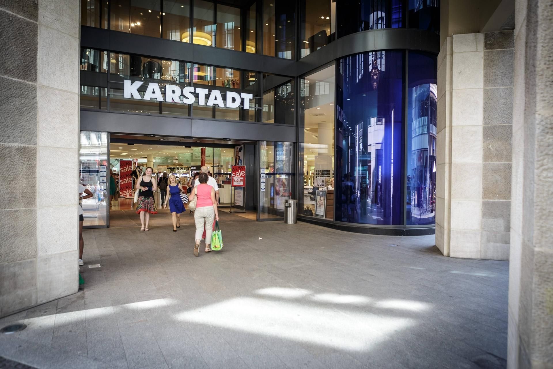 Nach dem Verkauf der Immobilie in Leipzig müssen die gut 400 Mitarbeiter von Karstadt um ihre Arbeitsplätze zittern.