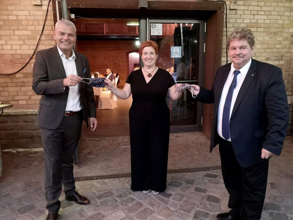 Dietmar Krause (re.) und Holger Stahlknecht mit der Akenerin Andrea Jährling