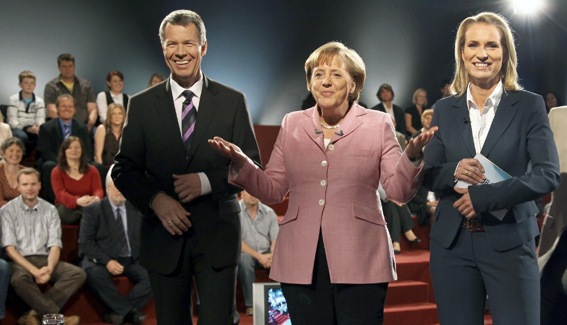 „Spiegel TV“-Moderatorin Maria Gresz (l.)