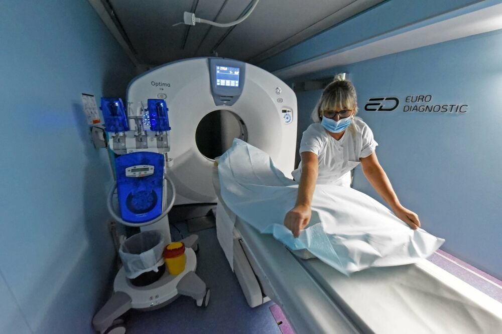 Berit Traunsberger bereitet das CT für den nächsten Patienten vor.