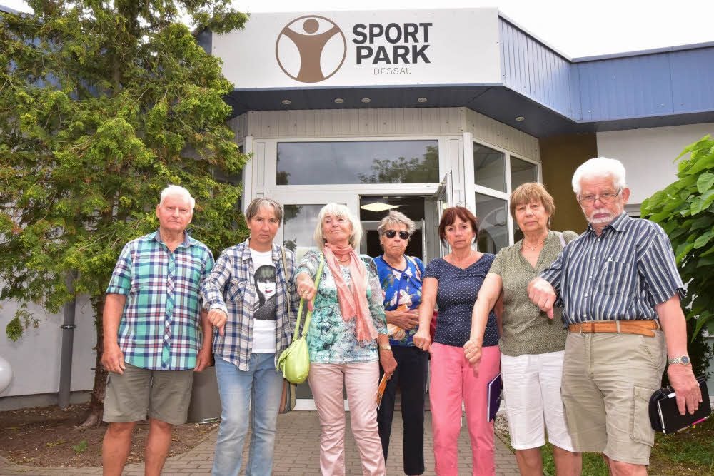 Daumen runter: Für die Seniorensportgruppe war der Sportpark zweimal in der Woche Treffpunkt. Das Aus hat die Freizeitsportler böse überrascht.