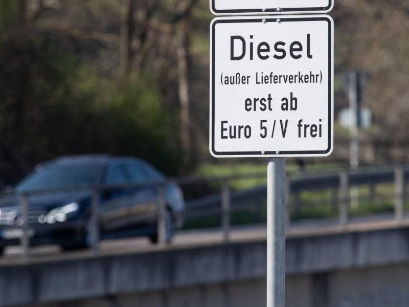 Stuttgarter Umweltzone: Auch Köln muss nach einem Gerichtsurteil jetzt auf vier besonders stark belasteten Straßen Fahrverbotszonen für Diesel einrichten. Foto: Marijan Murat
