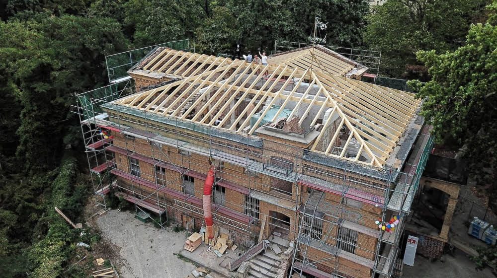 Die Villa ist entkernt, neue Mauern wurden gezogen - nun wird das Dach fertiggestellt.