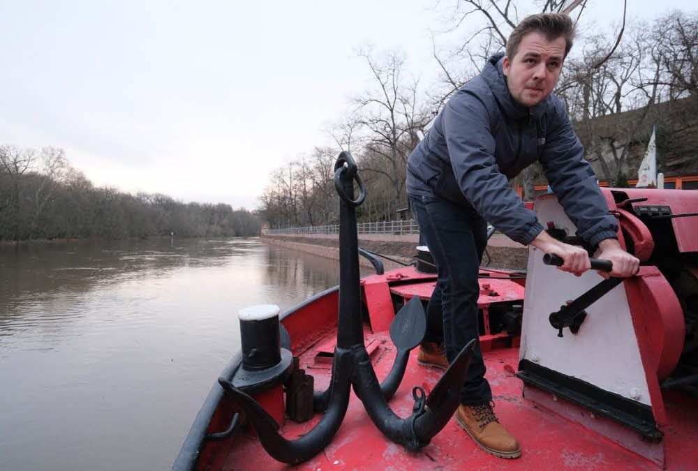 Veit-Hagen Braun bereitet das Restaurantschiff Marie-Hedwig am Riveufer auf ein mögliches Saale-Hochwasser vor. Er lässt mit der Winde das Tau, mit dem das Schiff am Ufer festgemacht ist, nach. So soll der ehemalige Lastenkahn auch bei steigenden Pegeln sicher sein.