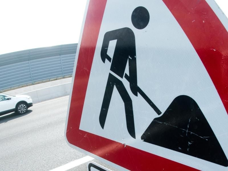 Ein Schild weist auf eine Baustelle hin. Foto: Julian Stratenschulte/Archiv