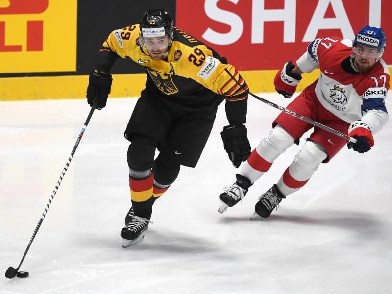 Leon Draisaitl schützt den Puck gegen den Tschechen Filip Hronek. Foto: Monika Skolimowska