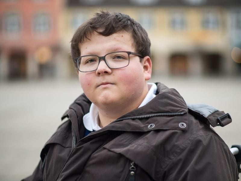 Nach dem Videodreh für ein Schulprojekt war Jochen Knoop auf den Kopf gestürzt und sitzt seitdem im Rollstuhl. Foto: Sebastian Gollnow/dpa