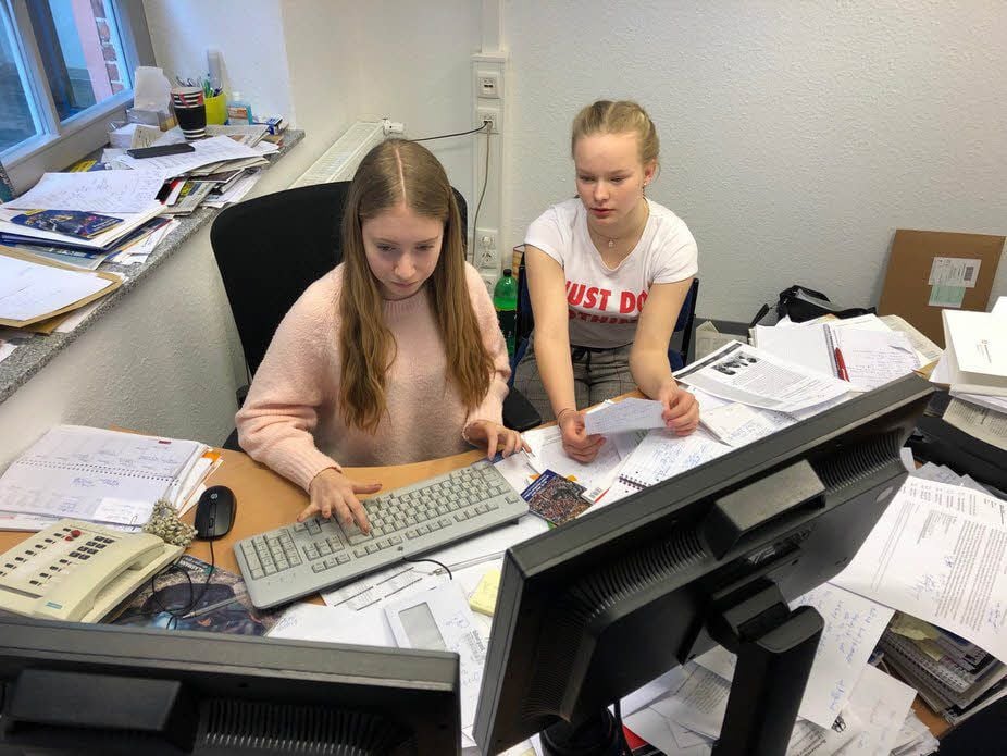 Clara Laumer (l.) und Anna-Lena Reuschel schreiben ihren Artikel.