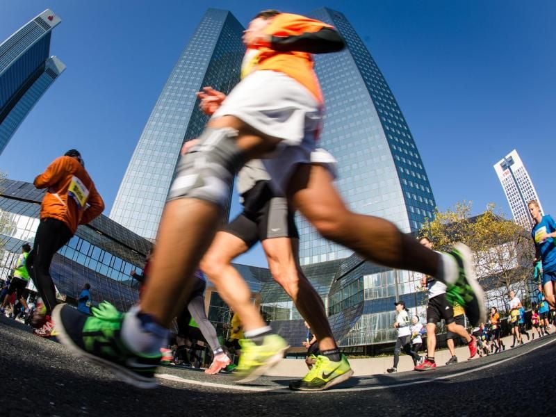 Marathonläufer sollten sich gut vorbereiten und einen Gesundheitscheck machen. Andernfalls wird das Knochen- und Muskelsystems schnell überbeansprucht. Foto: Christoph Schmidt/dpa
