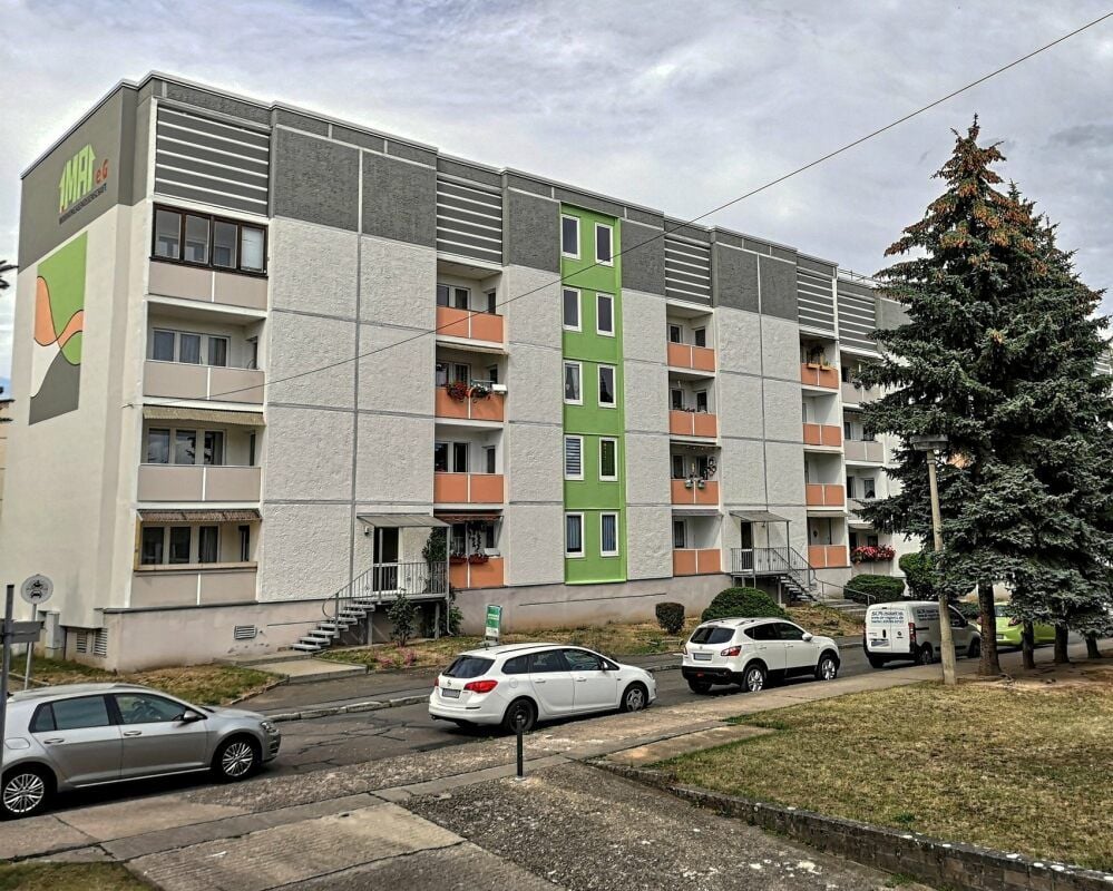 Im Wohnblock Martin-Planer-Straße 5-10 hat die Genossenschaft 1. Mai die fünften Etagen stillgelegt und die Balkone verschlossen.