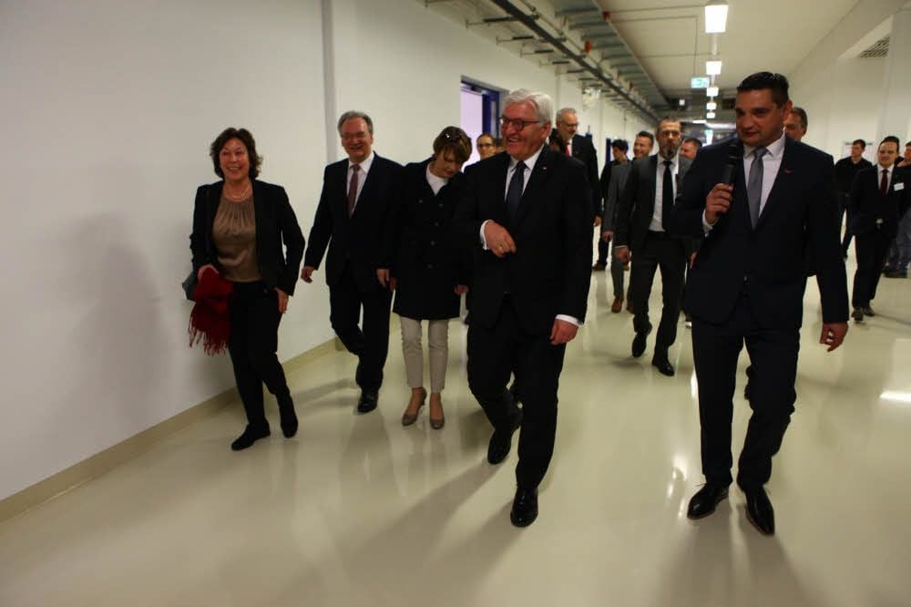 Frank-Walter Steinmeier (vorne rechts) mit seiner Frau Elke Büdenbender und Ministerpräsident Reiner Haseloff (links).