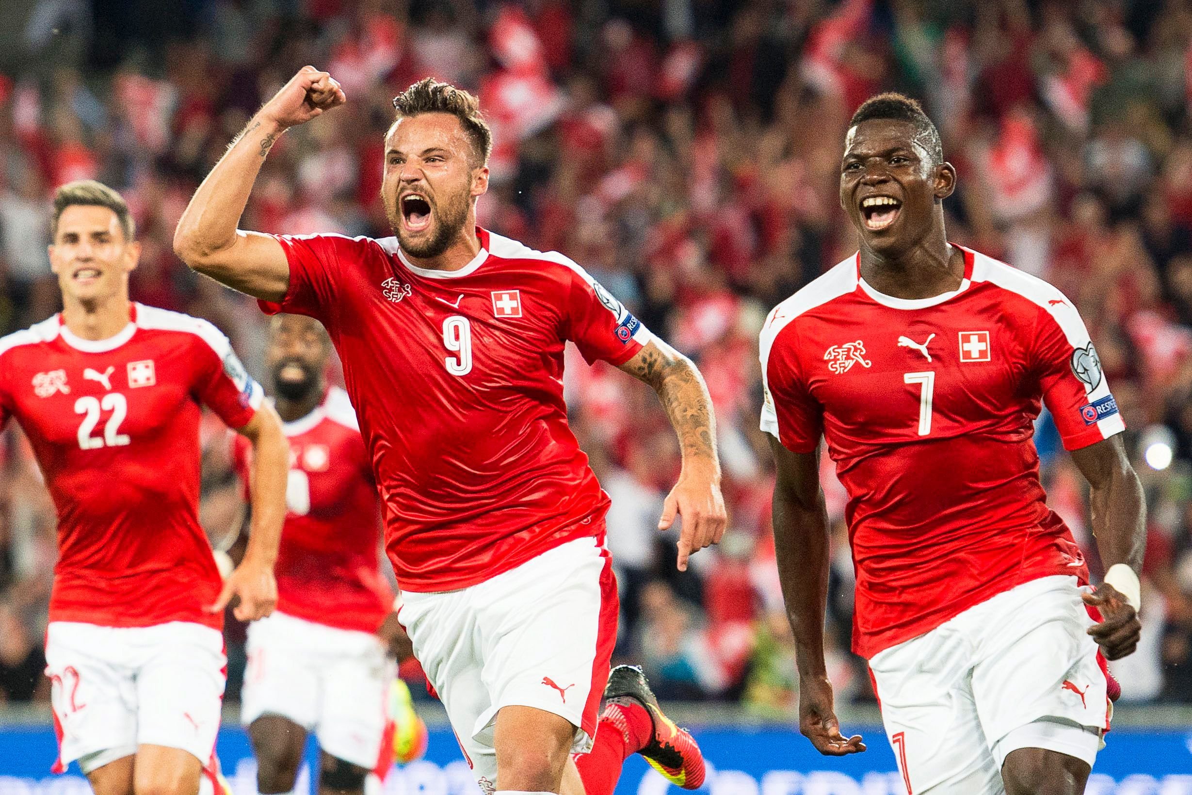 Der Neu-Schalker Embolo (r.) feiert mit dem Frankfurter Haris Seferovic den Treffer zum 1:0 gegen Europameister Portugal.