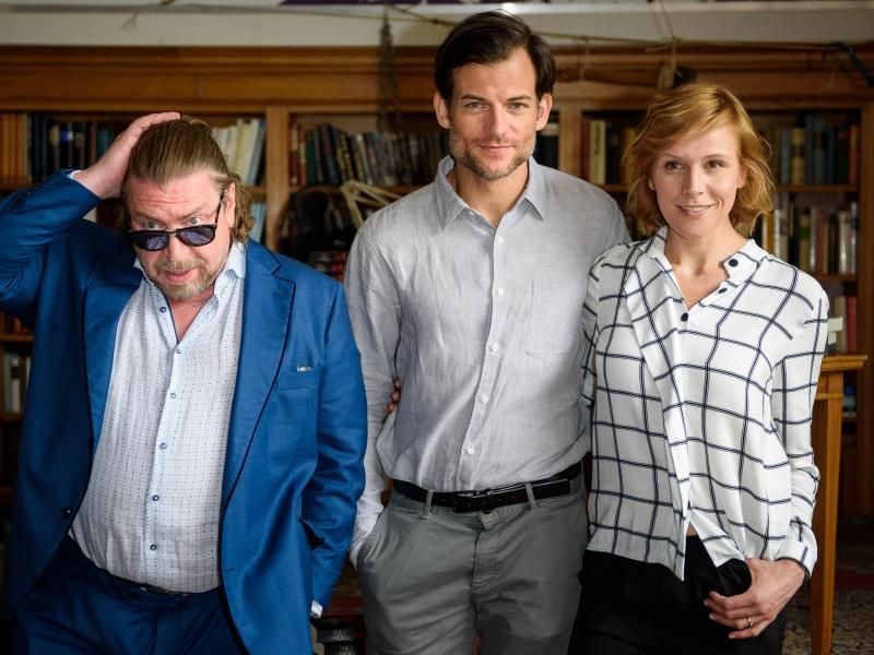 Armin Rohde (l-r), Torben Liebrecht und Franziska Weisz am Set von „Das Joshua-Profil”. Foto: Gregor Fischer