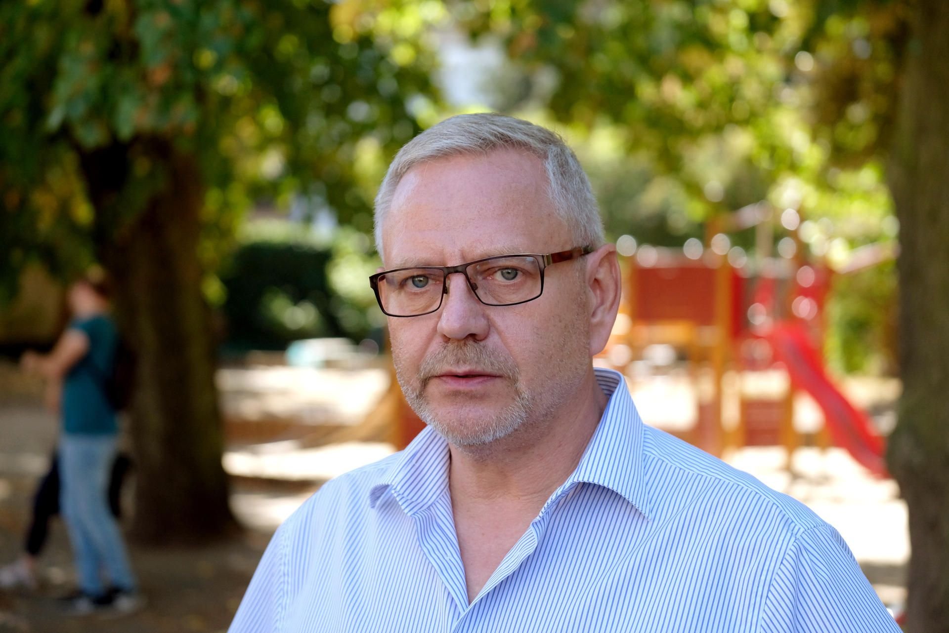 Bernd Hauschild (SPD), Oberbürgermeister der Stadt Köthen (Anhalt), steht in der Nähe des Ortes auf einem Spielplatz, an dem ein 22-Jähriger ums Leben gekommen ist.