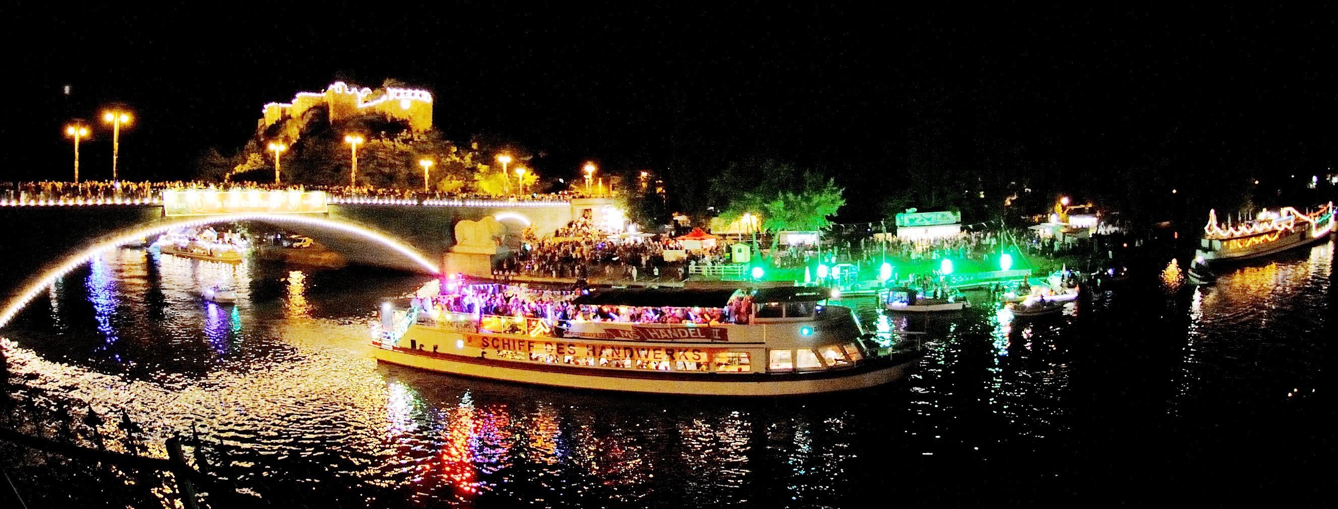 Farbenfrohe Nacht beim Laternenfest in Halle