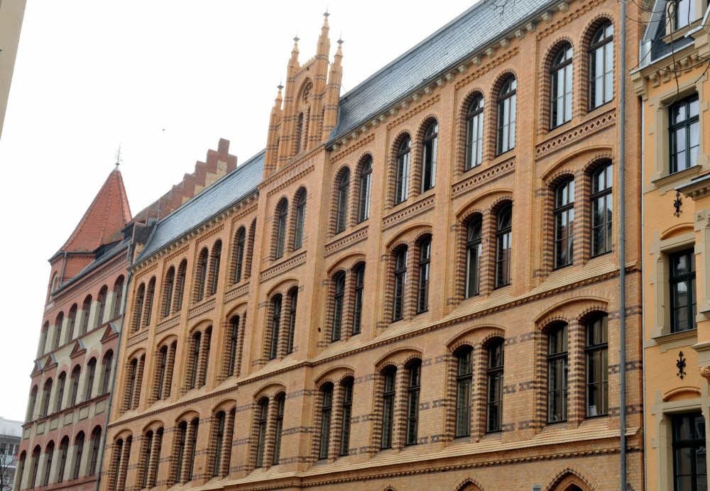 Der Schulhof am „Neue Städtische Gymnasium“ am Hallmarkt muss größer werden.