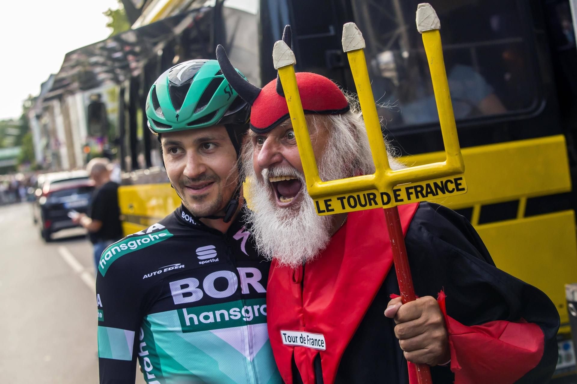 Emanuel Buchmann posiert mit dem Tourteufel Dieter Senft.