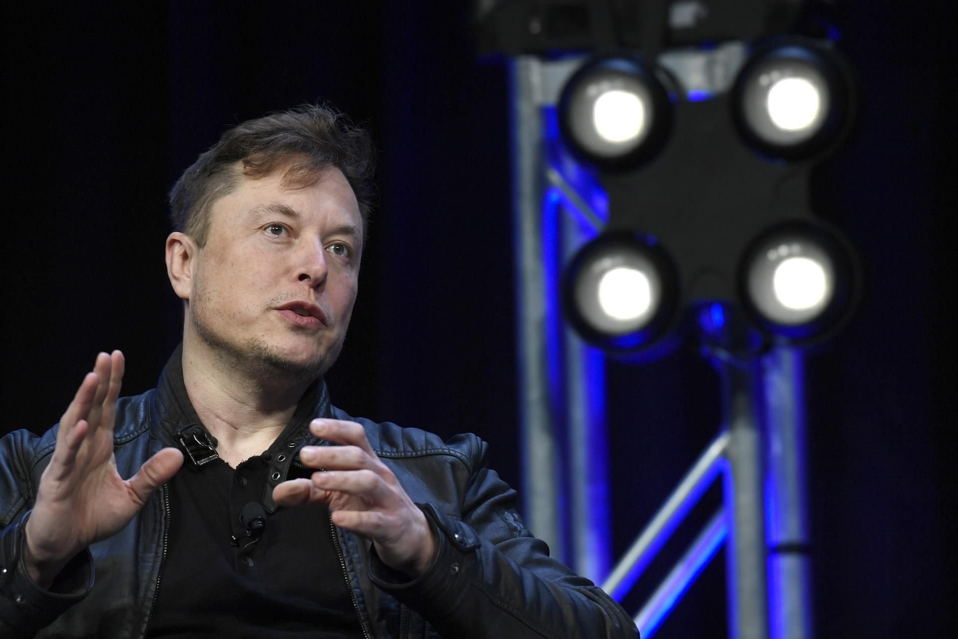 Elon Musk, Tech-Milliardär aus den USA, spricht auf einer Konferenz.