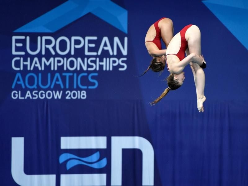 Maria Kurjo und Elena Wassen springen vom 10-Meter-Turm. Foto: Ian Rutherford/PA Wire