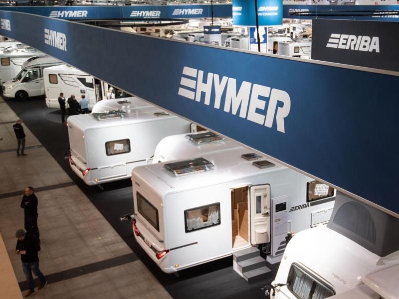 Reisemobile und Caravans sind am Messestand des Wohnmobilunternehmens Hymer GmbH & Co. KG am Vortag der Reisemesse CMT zu sehen. Foto: Marijan Murat/dpa