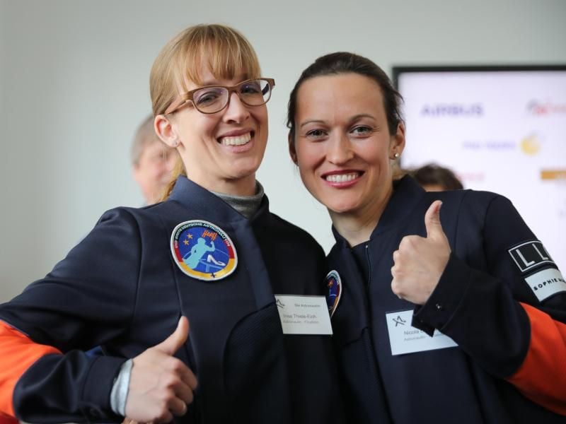 Die Gewinnerinnen des Wettbewerbs „Die Astronautin”: Insa Thiele-Eich (l) und Nicola Baumann. Bis 2020 sollen sie fit für einen Flug zur ISS gemacht werden. Foto: Michael Kappeler