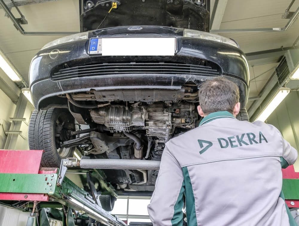 Der Ford Fiesta wird von der Dekra gründlich untersucht. Das Auto ist praktisch nur noch Schrott. Trotzdem hat es von einem Prüfer im Landkreis einen aktuellen Tüv erhalten. Wie das geht, klärt jetzt die Polizei.